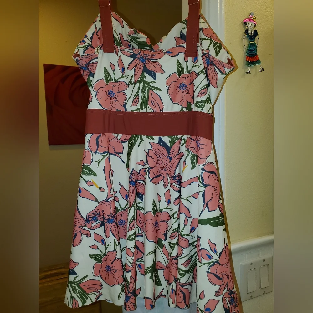 NWT one piece floral swimsuit with tummy cut out - Picture 5 of 7